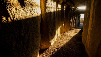 Sonne scheint in den Gang der Grabkammer von Newgrange: Zur Wintersonnenwende fällt das Morgenlicht besonders lang hier hinein. (Foto: John Lalor/Photographic Archive/National Monuments Service/Government of Ireland/dpa-tmn)