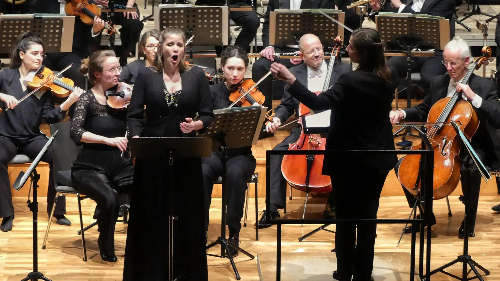Waren in der Konzertreihe des Ansbacher Theater zu Gast: die Württembergische Philharmonie Reutlingen, die Mezzosopranistin Rachel Frenkel und die Dirigent Ariane Matiakh. (Foto: Margit Schwandt)
