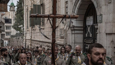 Christliche Gläubige gehen mit einem Kreuz während einer Karfreitagsprozession. (Foto: Ilia Yefimovich/dpa)