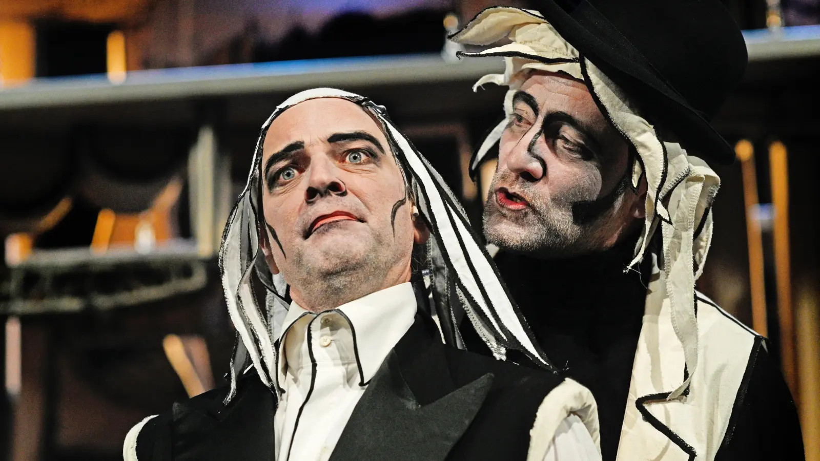 Das Theater Ansbach spielt „Die Dreigroschenoper“ wider Erwarten noch dreimal. Unser Bild zeigt eine Szene mit Frank Siebenschuh (links) und Robert Arnold (Foto: Jim Albright)
