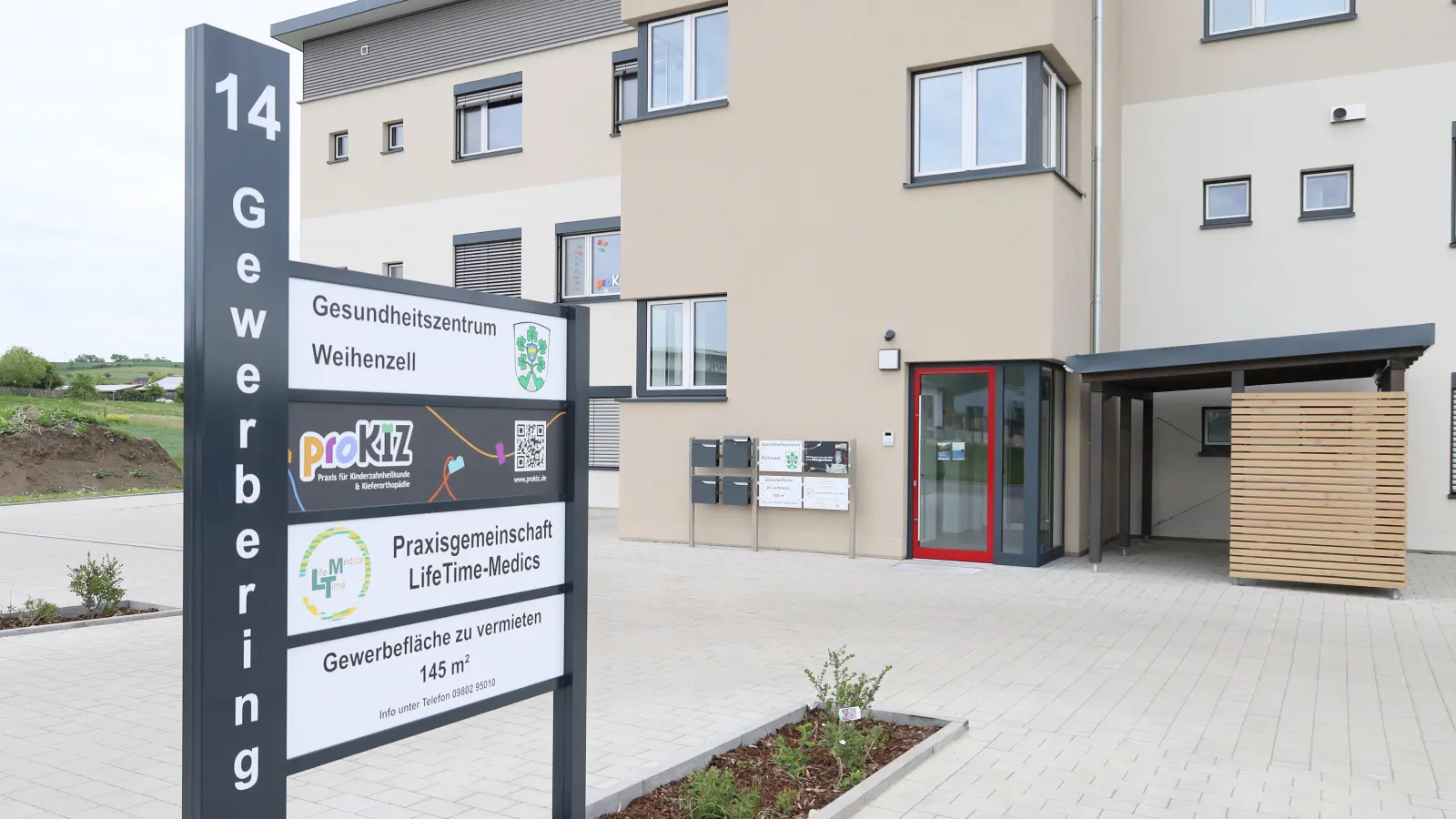 Kommunale Investition zur Verbesserung der Infrastruktur: Das neue Gesundheitszentrum am Gewerbering in Weihenzell hat sich die Gemeinde einiges kosten lassen. Umso größer ist die Freude über sprudelnde Gewerbesteuer-Einnahmen. (Foto: Alexander Biernoth)