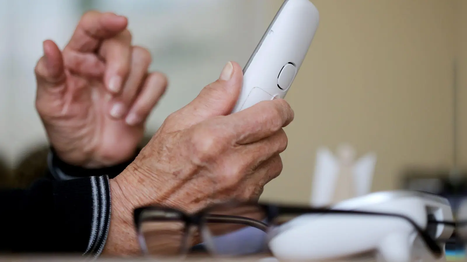 Die Betrüger nehmen nach Angaben der Polizei meist ältere Menschen ins Visier. (Symbolbild) (Foto: Roland Weihrauch/dpa)