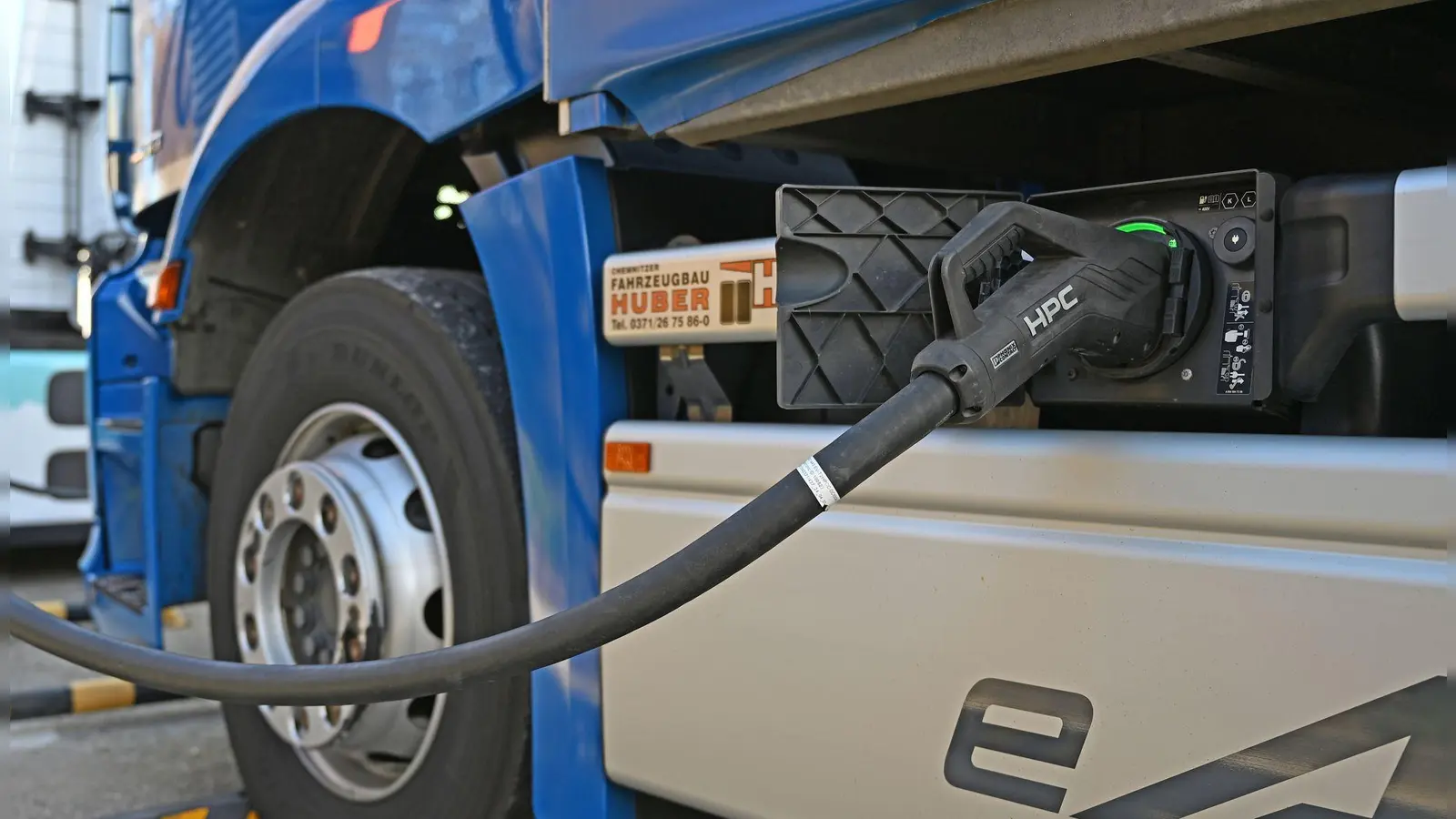 Ein E-Lkw wird auf dem Gelände einer Spedition in Zwickau geladen. Entlang der Autobahnen fehlt es nach Branchenangaben an einem gut ausgebauten Netz an Ladestationen für Lkw. (Foto: David Hammersen/dpa)