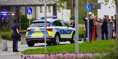 Großeinsatz am Bahnhof in Bad Windsheim: Ein Mann hatte Polizeibeamte mit einer Waffe bedroht und wurde deshalb angeschossen. Während der Erstversorgung des Schwerverletzten vor Ort diente eine Plane zum Schutz vor neugierigen Blicken.  (Foto: Bastian Lauer)