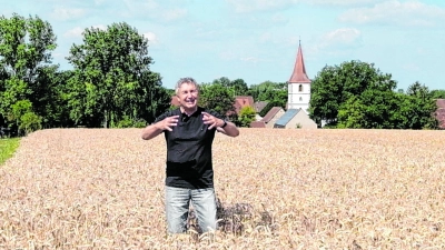 Ein Ausschnitt aus den Videoaufnahmen: Lothar Schmidt vor der Ohrenbacher Kirche. (Foto: db-produktion)