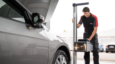 Durch falsch eingestellte oder gar ganz ausgefallene Scheinwerfer erhöht sich das Unfallrisiko exponentiell. (Foto: KÜS, Mercedes, Skoda)