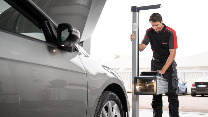 Durch falsch eingestellte oder gar ganz ausgefallene Scheinwerfer erhöht sich das Unfallrisiko exponentiell. (Foto: KÜS, Mercedes, Skoda)