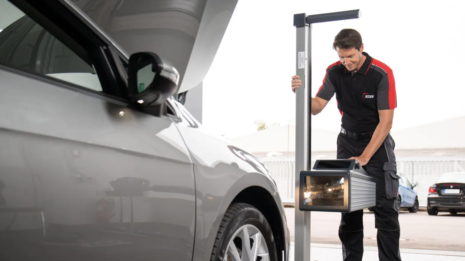 Durch falsch eingestellte oder gar ganz ausgefallene Scheinwerfer erhöht sich das Unfallrisiko exponentiell. (Foto: KÜS, Mercedes, Skoda)