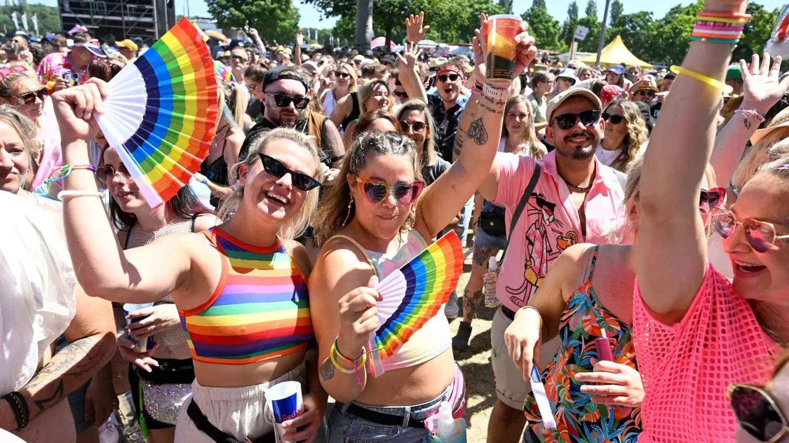 Bunt und gut gelaunt: Die Besucherinnen und Besucher beim „Rainbow Festival“ in Köln. (Foto: Roberto Pfeil/dpa)