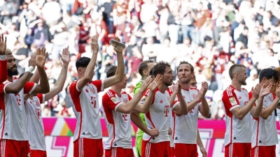 Die Spieler von München stehen nach einem Spiel bei den Fans in der in der Allianz Arena. (Foto: Sven Hoppe/dpa)