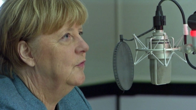 Angela Merkel ist in drei Sonderausgaben des SWR-Krimi-Podcasts „Sprechen wir über Mord?!“ zu Gast. (Foto: SWR/dpa)