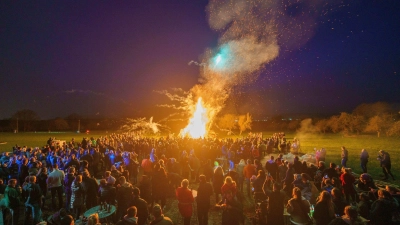 Das Osterfeuer ist für viele ein Highlight rund um die Ostertage. (Foto: Andreas Arnold/dpa/dpa-tmn)