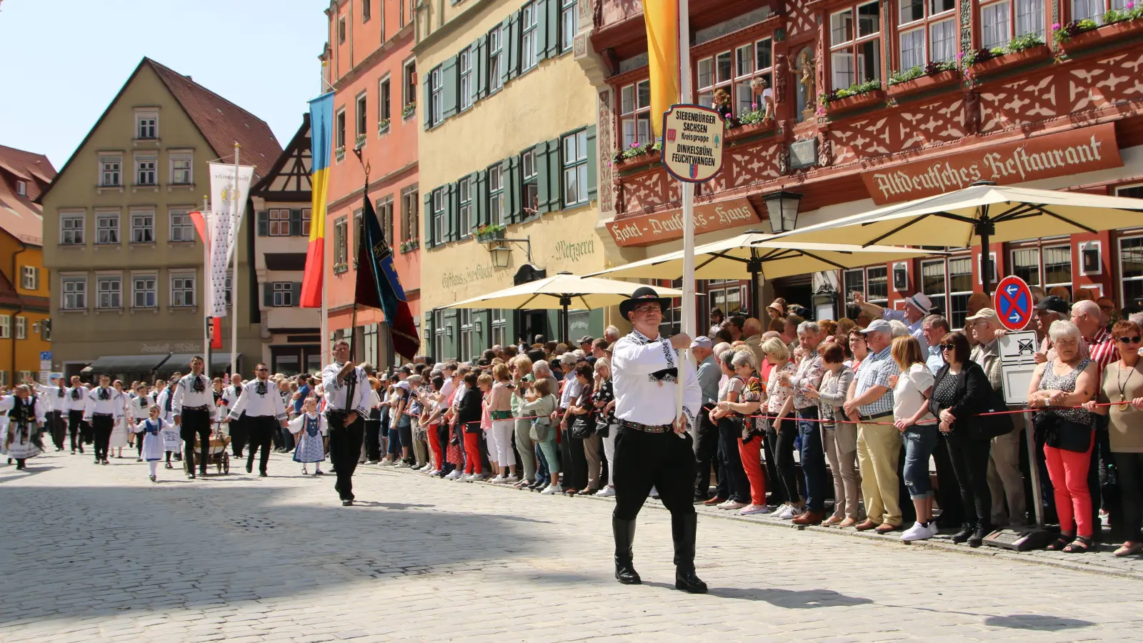 10.000 und mehr Menschen säumen am Pfingstsonntag anlässlich des Trachtenumzugs der Siebenbürger Sachsen die Straßen der Dinkelsbühler Altstadt. Für deren Sicherheit ist die Polizei zuständig. (Foto: Martina Haas)