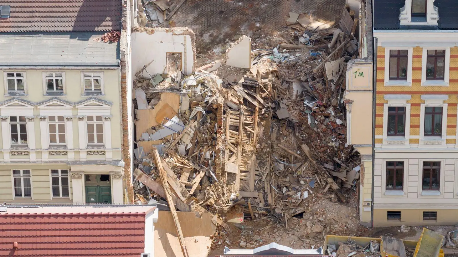 Nach dem Hauseinsturz ist Haftbefehl gegen zwei Männer erlassen worden. (Archivbild) (Foto: Sebastian Kahnert/dpa)