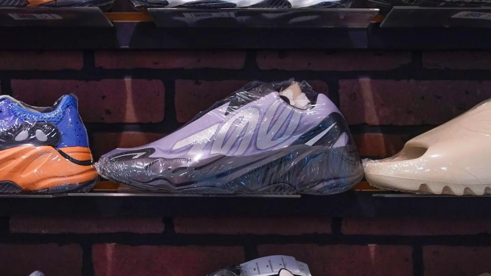 Yeezy-Schuhe von Adidas werden bei Kickclusive, einem Sneaker-Wiederverkaufsladen, ausgestellt. (Foto: Seth Wenig/AP/dpa/Archivbild)