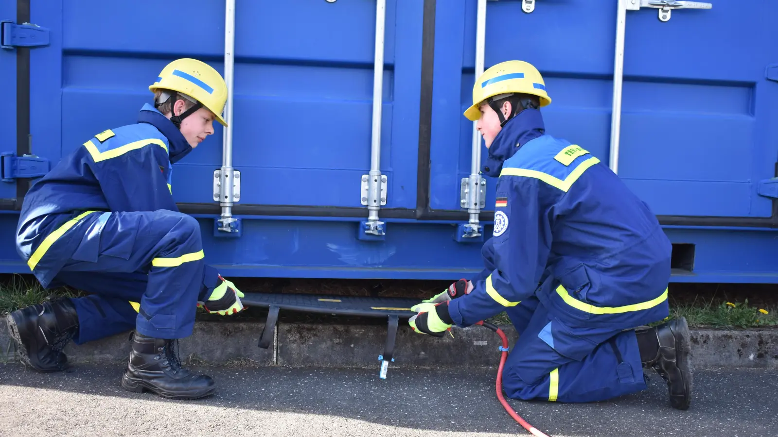 Lukas Becker (rechts) und Florian Lassonczyk absolvieren ihr FSSJ beim THW Ortsverband in Neustadt. (Foto: Ute Niephaus)