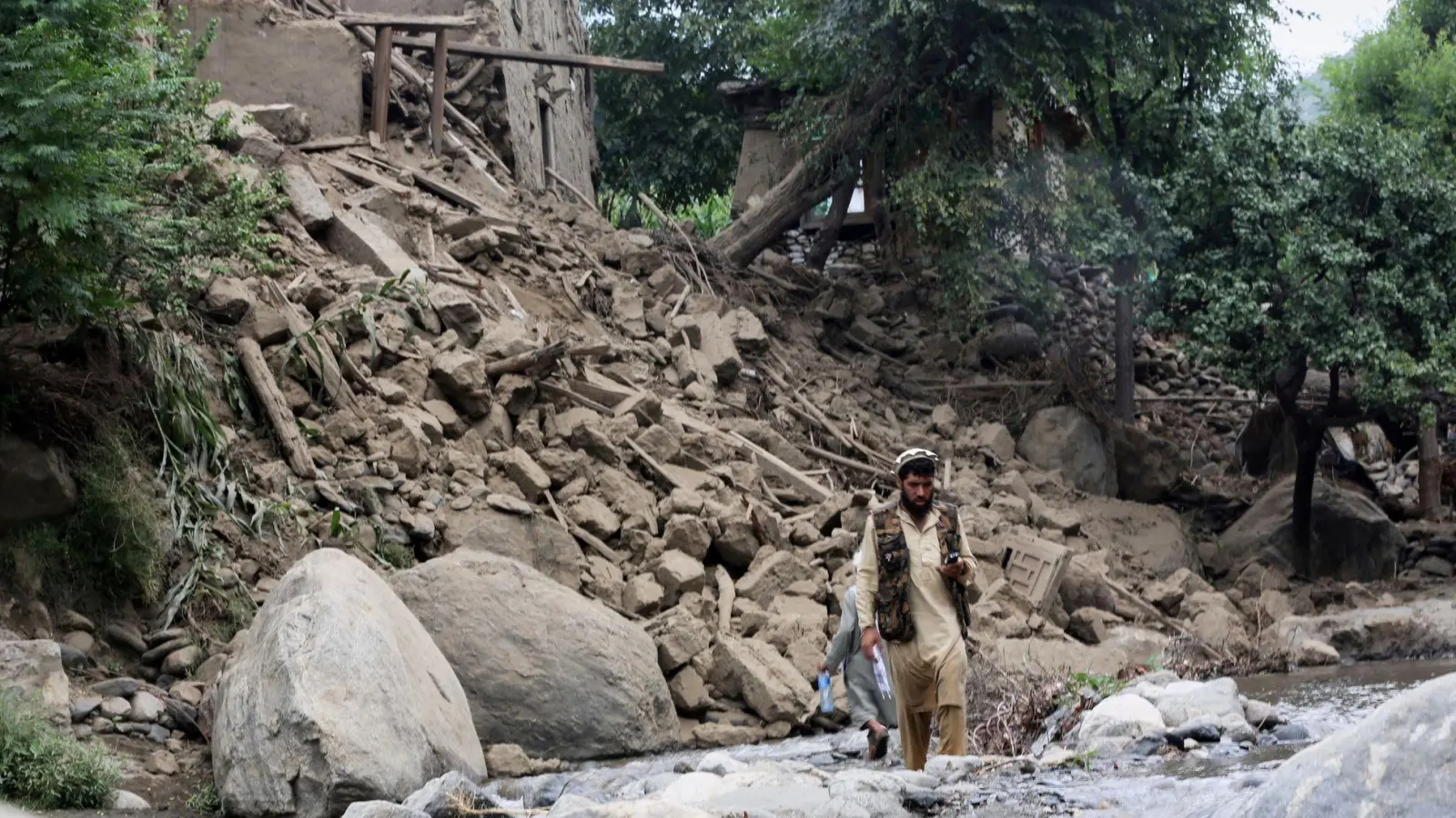 Schlimmes Erdbeben in Afghanistan: Ein Mann geht an einem vom Erdbeben zerstörten Haus vorbei. (Foto: Wahidullah Kakar/AP/dpa)