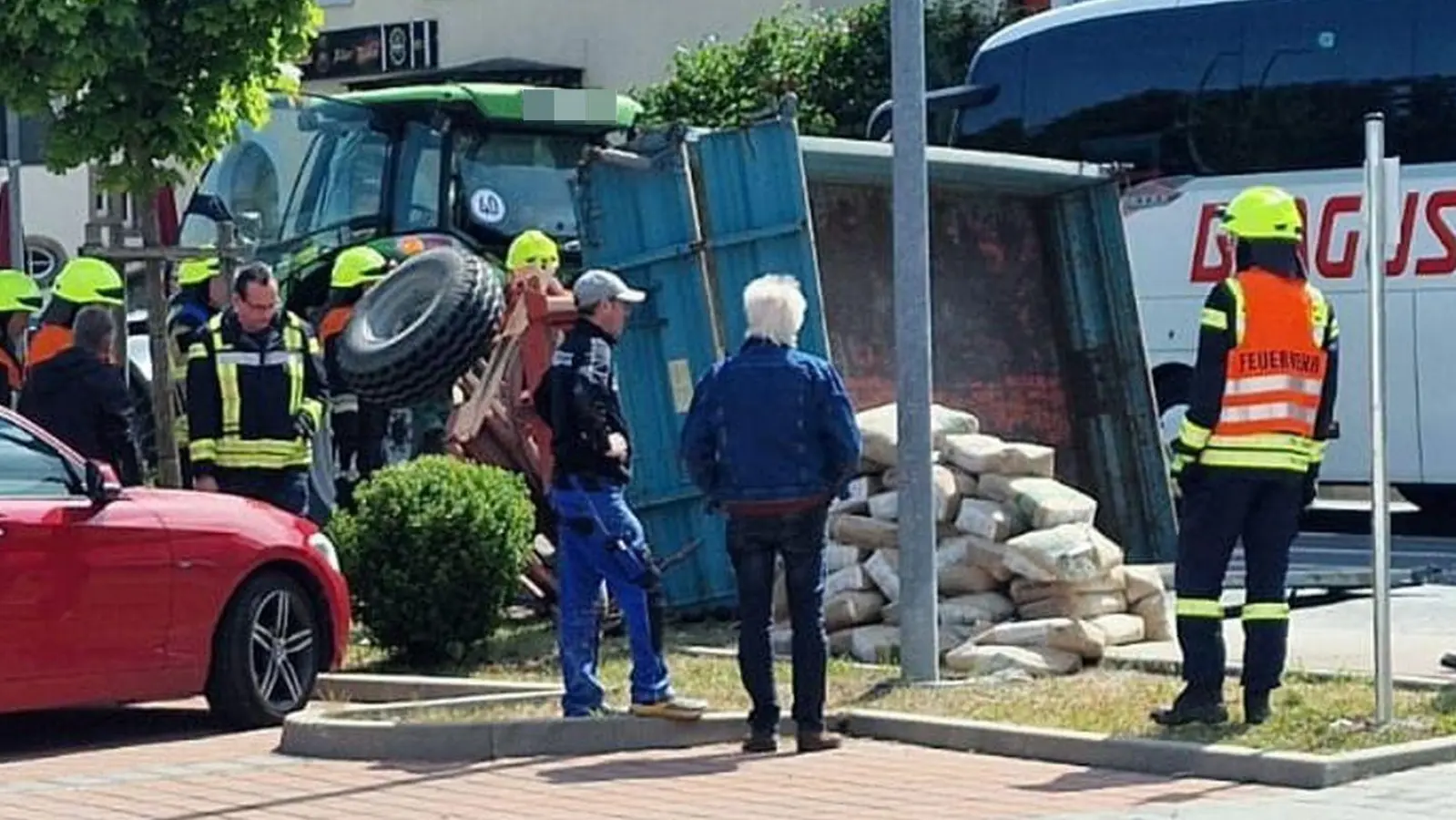 Auf der Straße landete in Rothenburg eine Ladung Zementsäcke. Der Hänger war wegen eines Deichselschadens umgekippt. (Foto: Ulrich Schwandt)
