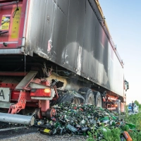 Auf der B13 bei Ottenhofen ist am frühen Donnerstagmorgen der Reifen eines Lkw-Anhängers in Brand geraten. (Foto: NEWS5 / Kevin Weddig)