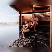 Weitblick beim Schwitzen: Mehr Entspannung geht fast nicht. (Foto: Lehmonkärki Resort/Visit Finland/dpa-tmn)