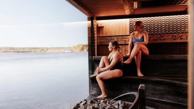 Weitblick beim Schwitzen: Mehr Entspannung geht fast nicht. (Foto: Lehmonkärki Resort/Visit Finland/dpa-tmn)