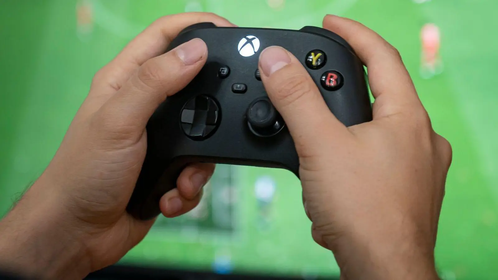 Ran an die Konsole: Gamer greifen immer mehr auf Abo-Dienste zurück. (Symbolbild) (Foto: Fabian Sommer/dpa)