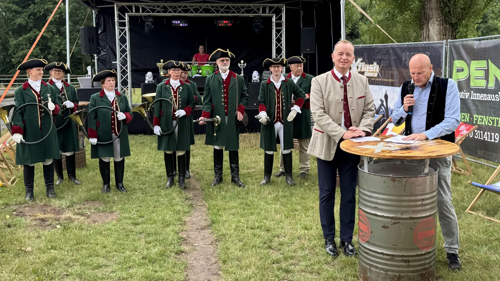 Vorsitzender Matthias Schmidtner begrüßte die Gäste. Mit dabei waren als Schirmherr OB Thomas Deffner und das Bläsercorps der Jägervereinigung (von rechts). (Foto: Oliver Herbst)