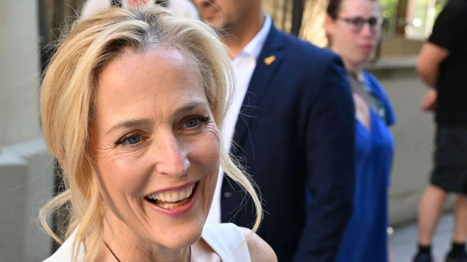 Gillian Anderson („Akte X“) ist beim Filmfest München mit dem Ehrenpreis Cine Merit Award ausgezeichnet worden.  (Foto: Felix Hörhager/dpa)