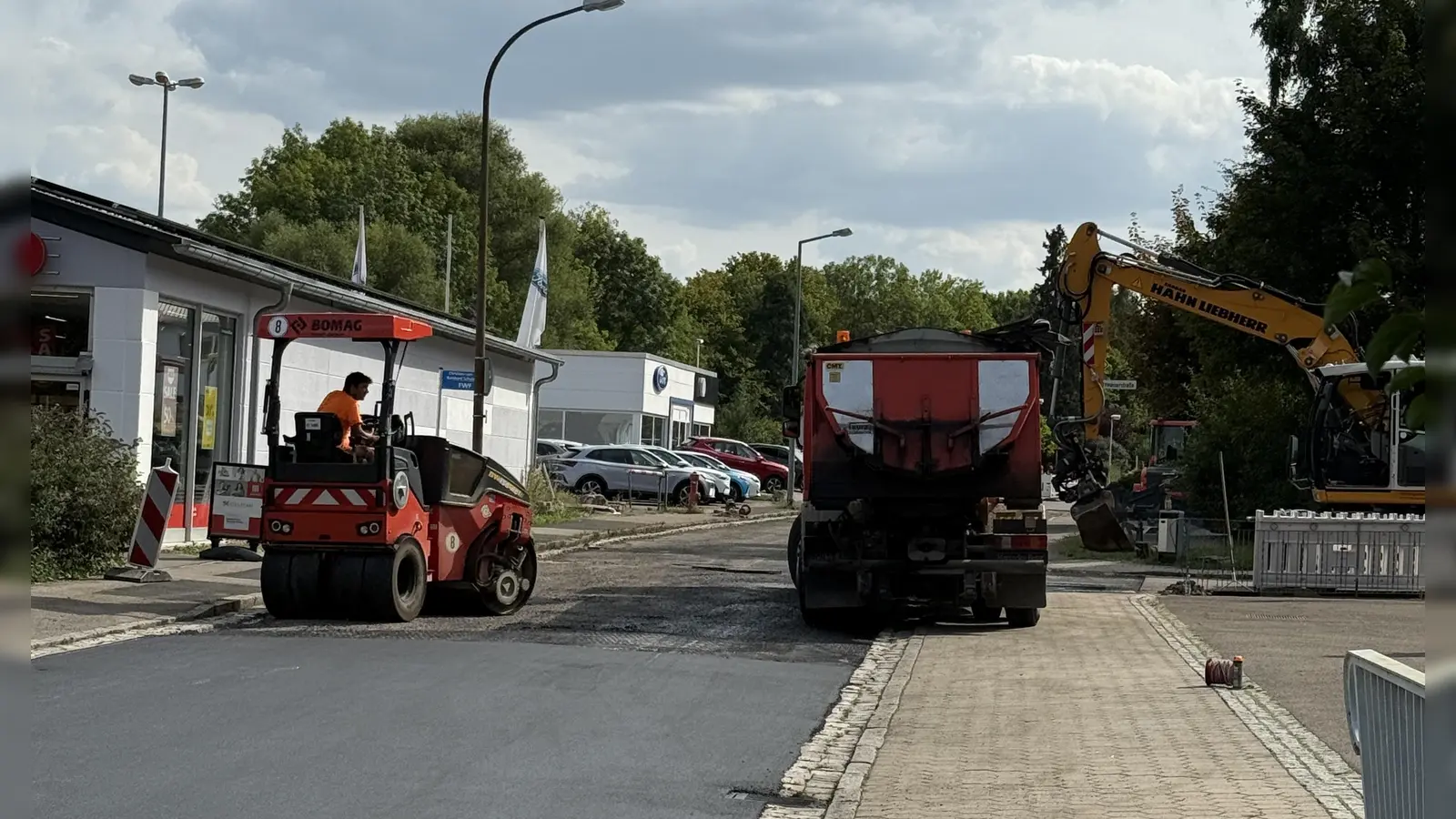 Am Mittwoch liefen bereits die ersten Asphaltarbeiten in der Uffenheimer Sparkassenstraße. (Foto: Wolfgang Lampe)