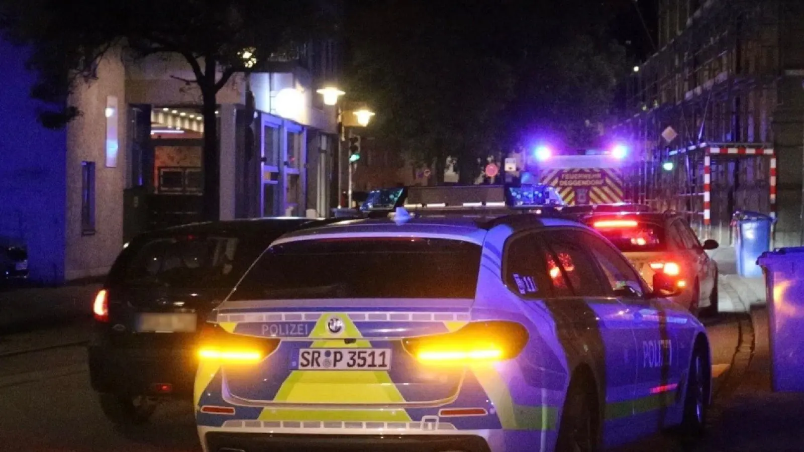 Anwohner hören Schussgeräusche - und finden einen verletzten Mann. Die Polizei nimmt nach stundenlanger Fahndung zwei Tatverdächtige fest. (Foto: Markus Zechbauer/zema-medien/dpa)