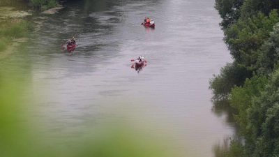 Kanufahrer sind auf einem Fluss in Unterfranken unterwegs. (Foto: Karl-Josef Hildenbrand/dpa)