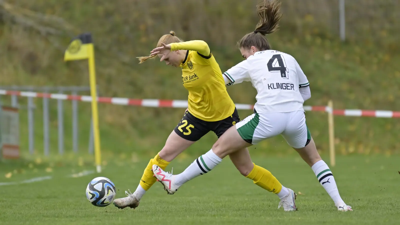 Auf dem Vormarsch: Solveig Schlitter (links, hier Nina Klinger von Borussia Mönchengladbach) erzielte den Weinberger Siegtreffer. (Foto: Martin Rügner)