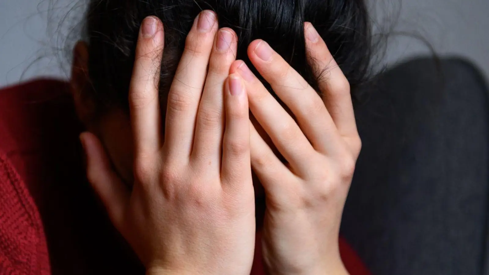 „Frauen leiden häufiger als Männer an stressbedingten psychischen Krankheitsbildern“, sagt KKH-Expertin Könitz. Sie seien oftmals stärker belastet. (Foto: Jonas Walzberg/dpa)