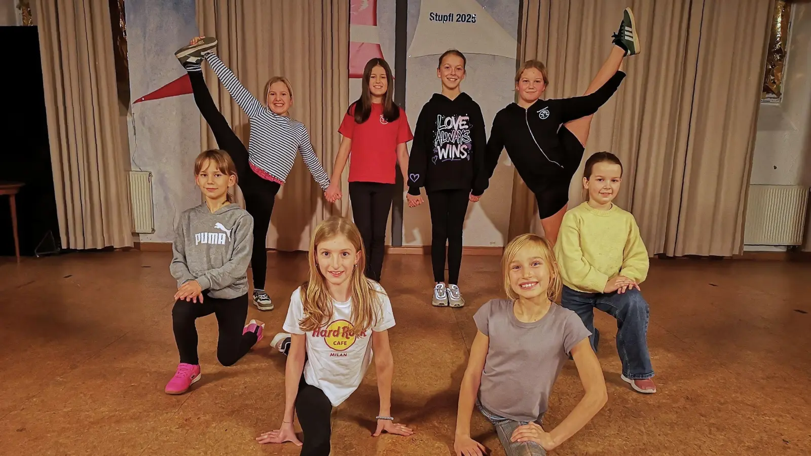 Die Gardegruppen feilen während der Adventszeit an den Choreografien ihrer Auftritte. Das Foto zeigt die Mädchen der Stupfl-Schrabbe. (Foto: Jürgen Binder)