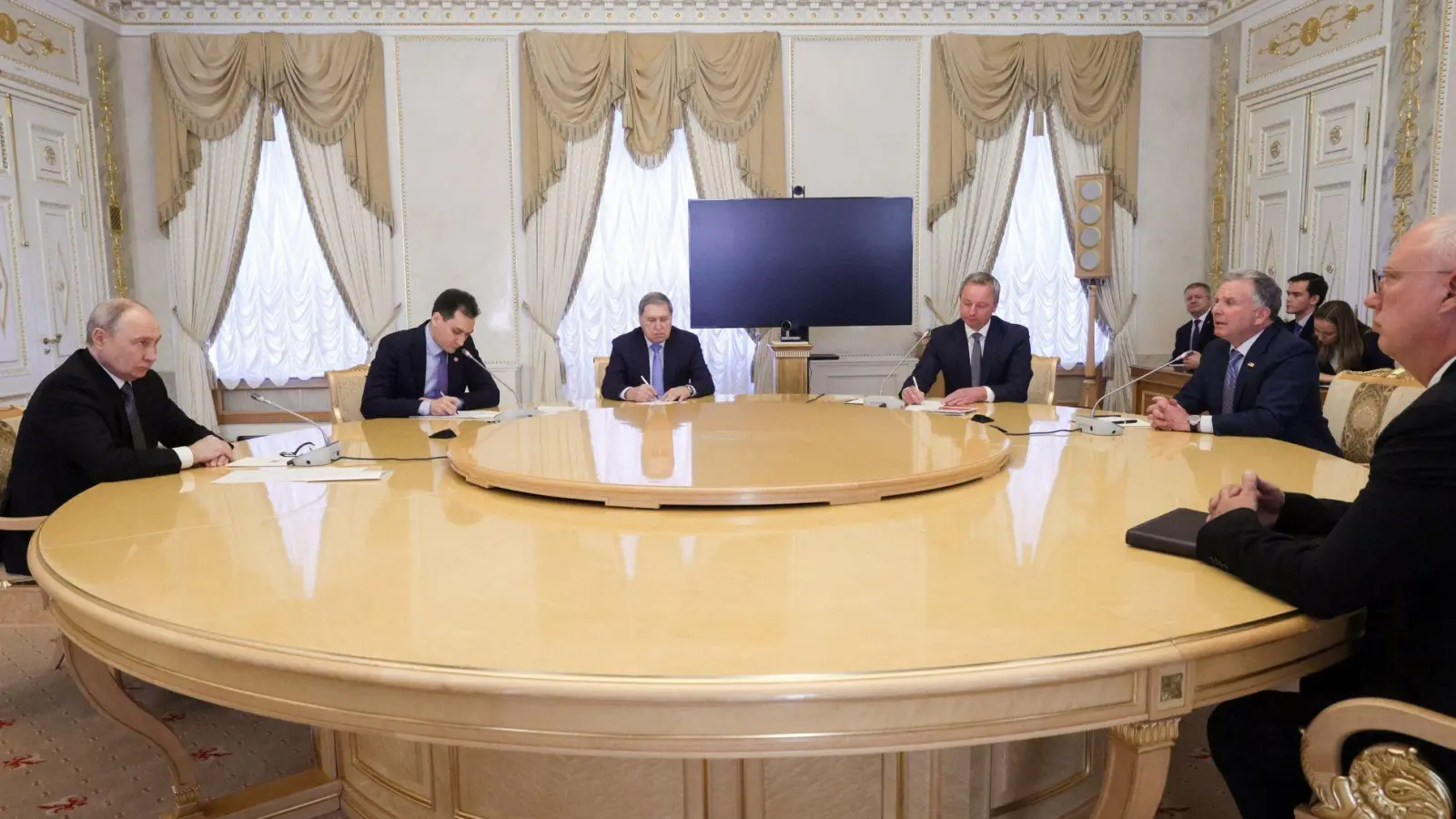 In St. Petersburg gab es etwa dreistündige Gespräche über mögliche Auswege aus dem russischen Angriffskrieg gegen die Ukraine.  (Foto: Gavriil Grigorov/Pool Sputnik Kremlin/AP/dpa)