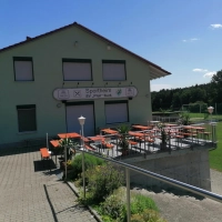 Die Sportgaststätte mit Halle liegt direkt neben den zwei Rasenspielfeldern. (Foto: Fritz Zinnecker)