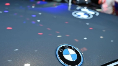 Das Logo von BMW prangt auf der Motorhaube eines BMW-Autos. (Foto: Johannes Neudecker/dpa/Symbolbild)