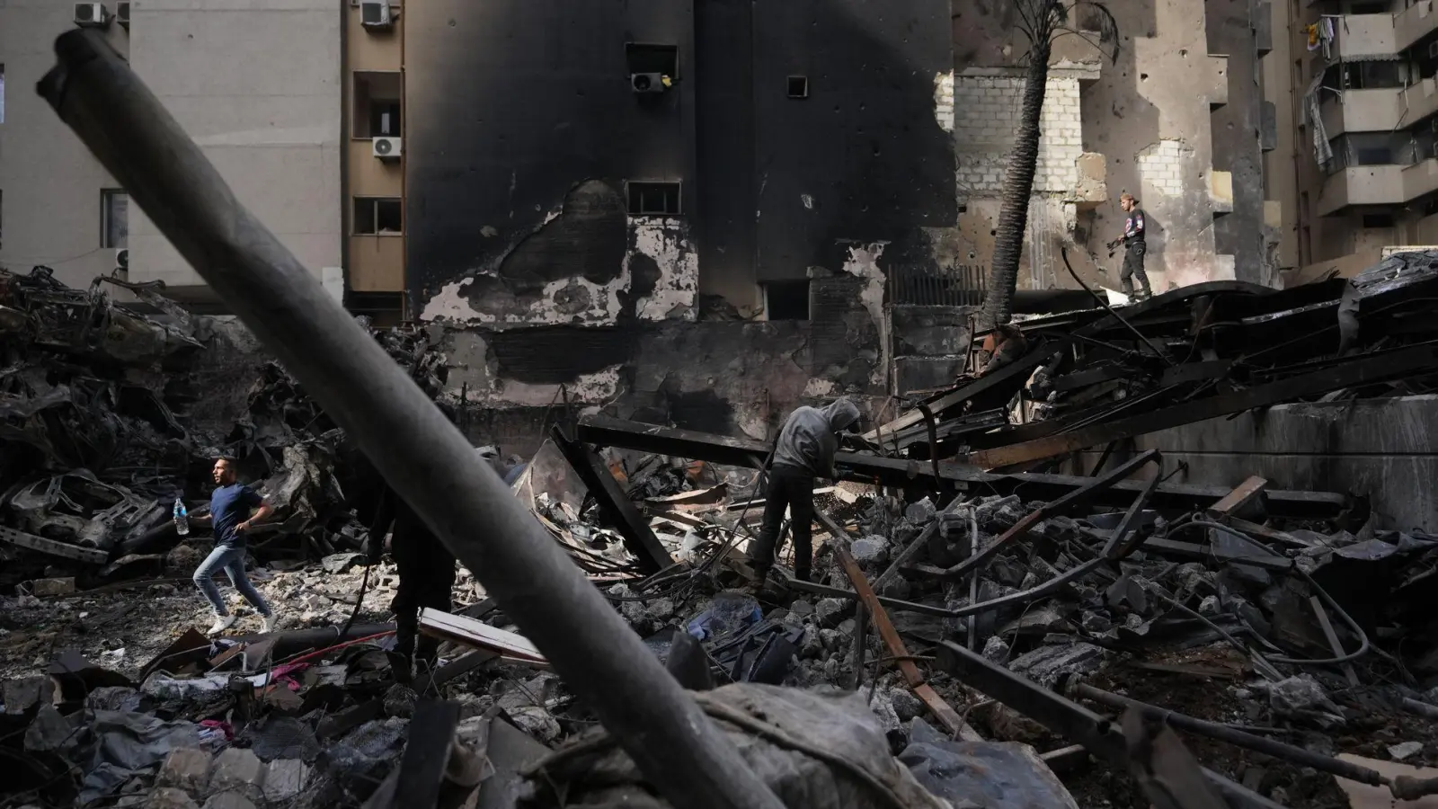 Im Libanon bekämpft Israel derzeit die Hisbollah-Miliz, auch die Zivilbevölkerung leidet darunter. (Foto: Hassan Ammar/AP/dpa)