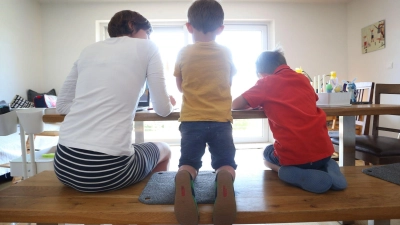 Am Esstisch kann man mit seinen Kindern ganz selbstverständlich auch über Sexualität oder die Frage, wie ein Baby in Mamas Bauch kommt, sprechen.  (Foto: Karl-Josef Hildenbrand/dpa/dpa-tmn)