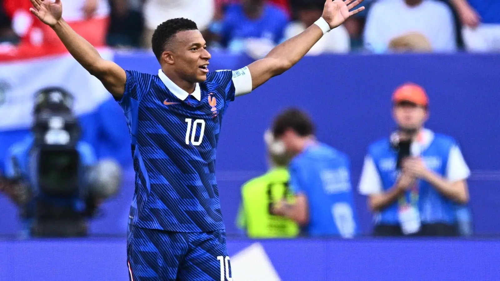 Am Ende der lachende Gewinner: Kylian Mbappé. (Foto: Tom Weller/dpa)