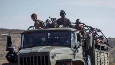 Äthiopische Regierungssoldaten fahren in der Region Tigray. (Foto: Ben Curtis/AP/dpa/Archiv)