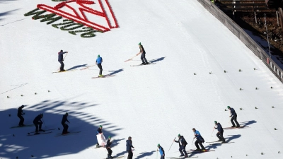 Oberstdorf muss sich mit einer Entscheidung über seine Kandidatur für die Ski-WM 2031 noch gedulden. (Archivbild) (Foto: Karl-Josef Hildenbrand/dpa)