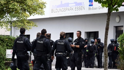 Der Jugendliche soll am 5. September an dem Berufskolleg zunächst eine Lehrerin mit einem Messer schwer verletzt und danach einem ihm fremden Mann in den Rücken gestochen haben. (Archivbild) (Foto: Federico Gambarini/dpa)