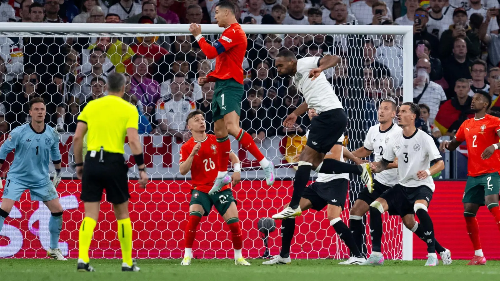 Cristiano Ronaldo (M) imponiert auch im Alter von 40 Jahren noch. (Foto: Sven Hoppe/dpa)