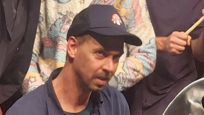 Maximilian Pongratz (unten) ist in Bayern unter anderem als Sänger der Band „Kofelgschroa“ bekannt.  (Foto: -/Scharfrichterhaus Passau/dpa)