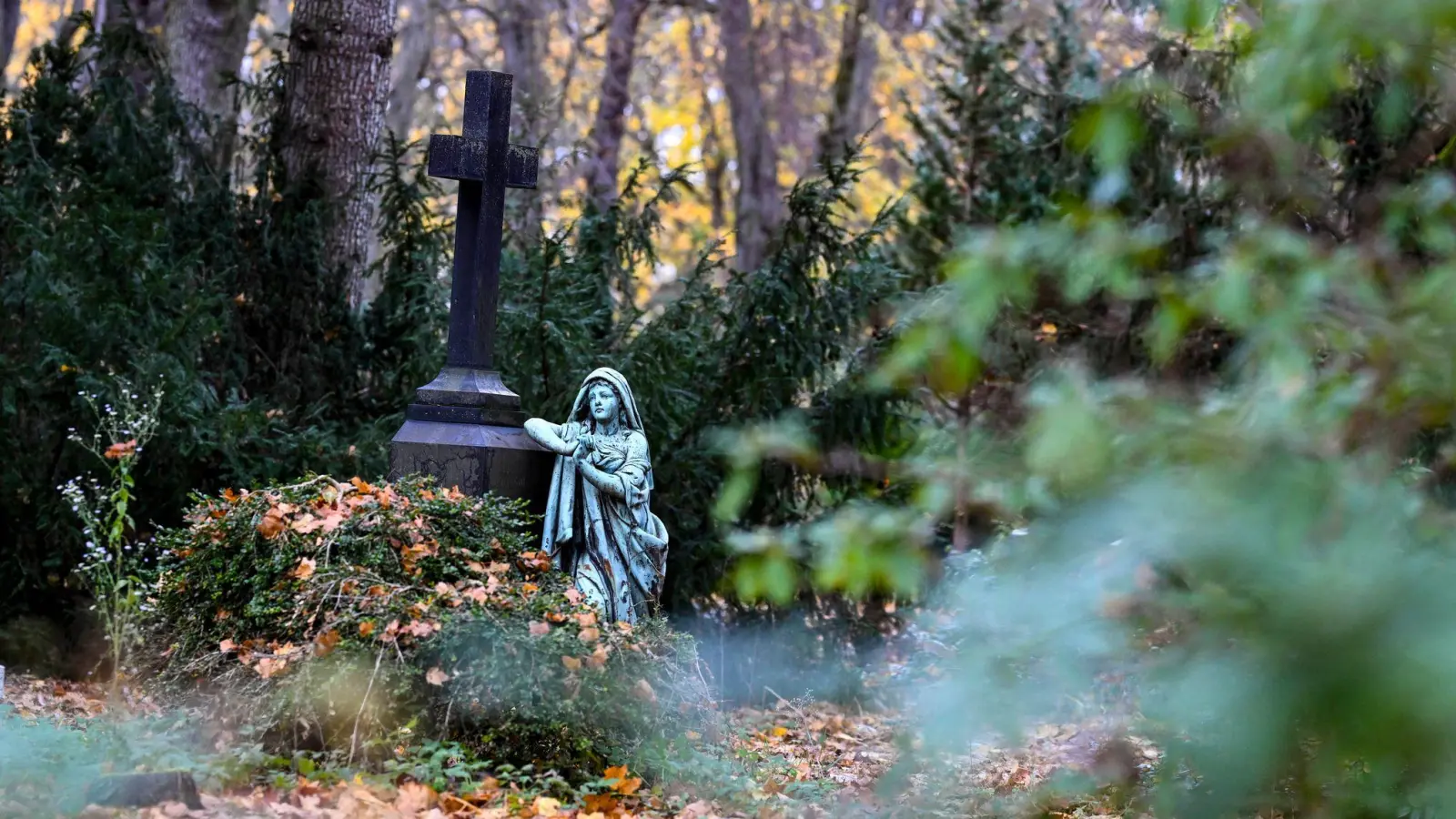 Vorsorge für die eigene Bestattung: Wer zum Beispiel eine Versicherung dafür abschließt, kann die Kosten nicht steuerlich geltend machen. (Foto: Jens Kalaene/dpa)