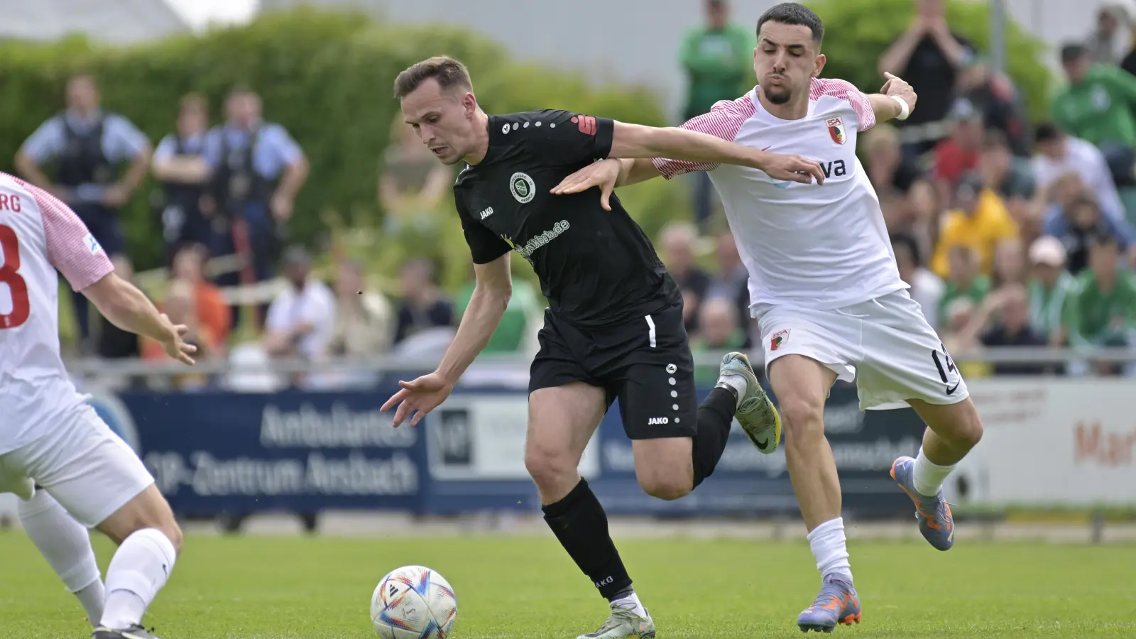 Lukas Schmidt (links, hier gegen Dion Berisha vom FC Augsburg II), traf beim 4:1-Sieg in Gebenbach doppelt für die SpVgg Ansbach. Ein weiterer Treffer heute würde sicher nicht schaden. (Foto: Martin Rügner)