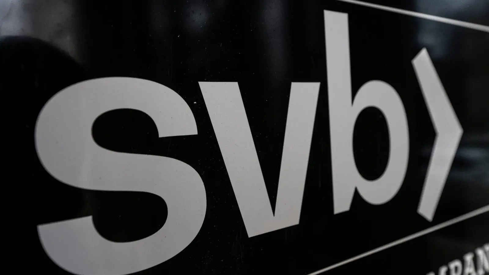 Logo vor der Eingangstür der Deutschen Dependance der Silicon Valley Bank (SVB) im Frankfurter Westend. (Foto: Boris Roessler/dpa)