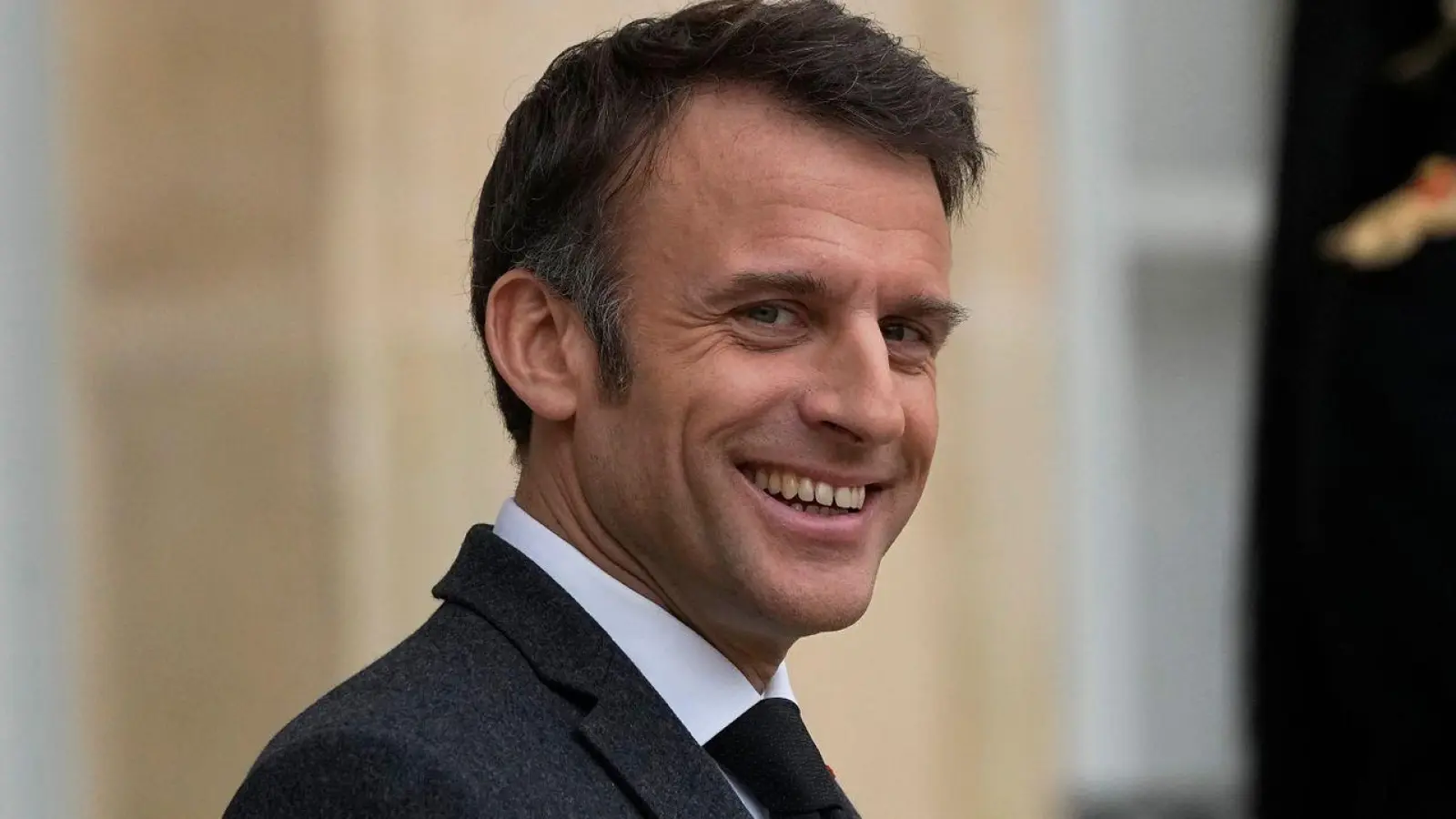 Emmanuel Macron, Präsident von Frankreich, zeigt sich gerne sportlich. Sendet er mit seinem neusten Foto sogar eine Botschaft? (Foto: Michel Euler/AP/dpa)