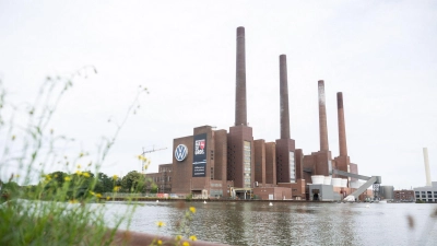 VW hat eine Einigung zum Sparpaket verkündet. (Archivbild) (Foto: Julian Stratenschulte/dpa)